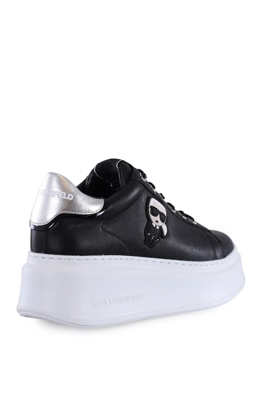 Zapatillas negras con logotipo 