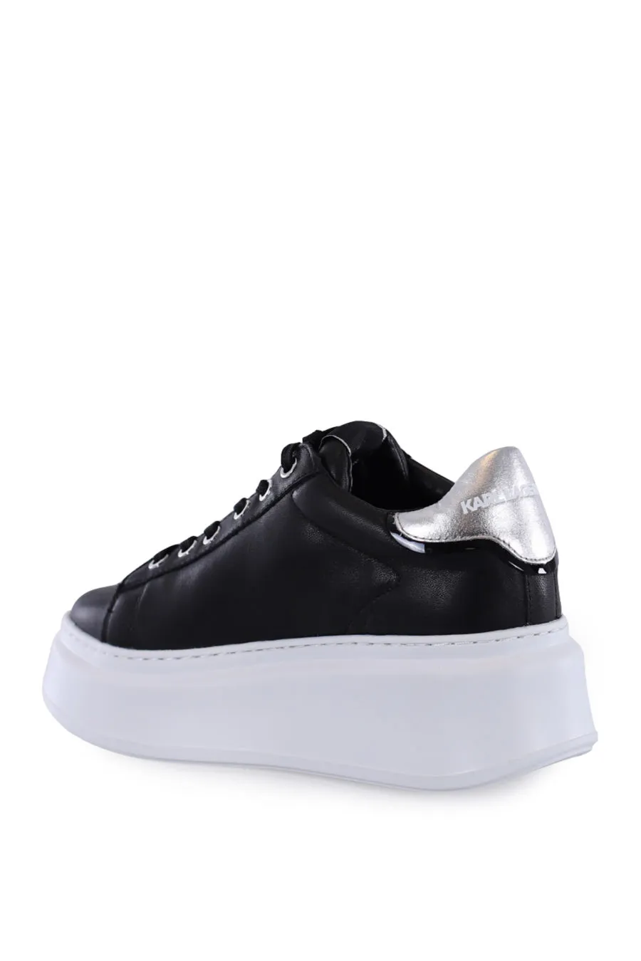 Zapatillas negras con logotipo 