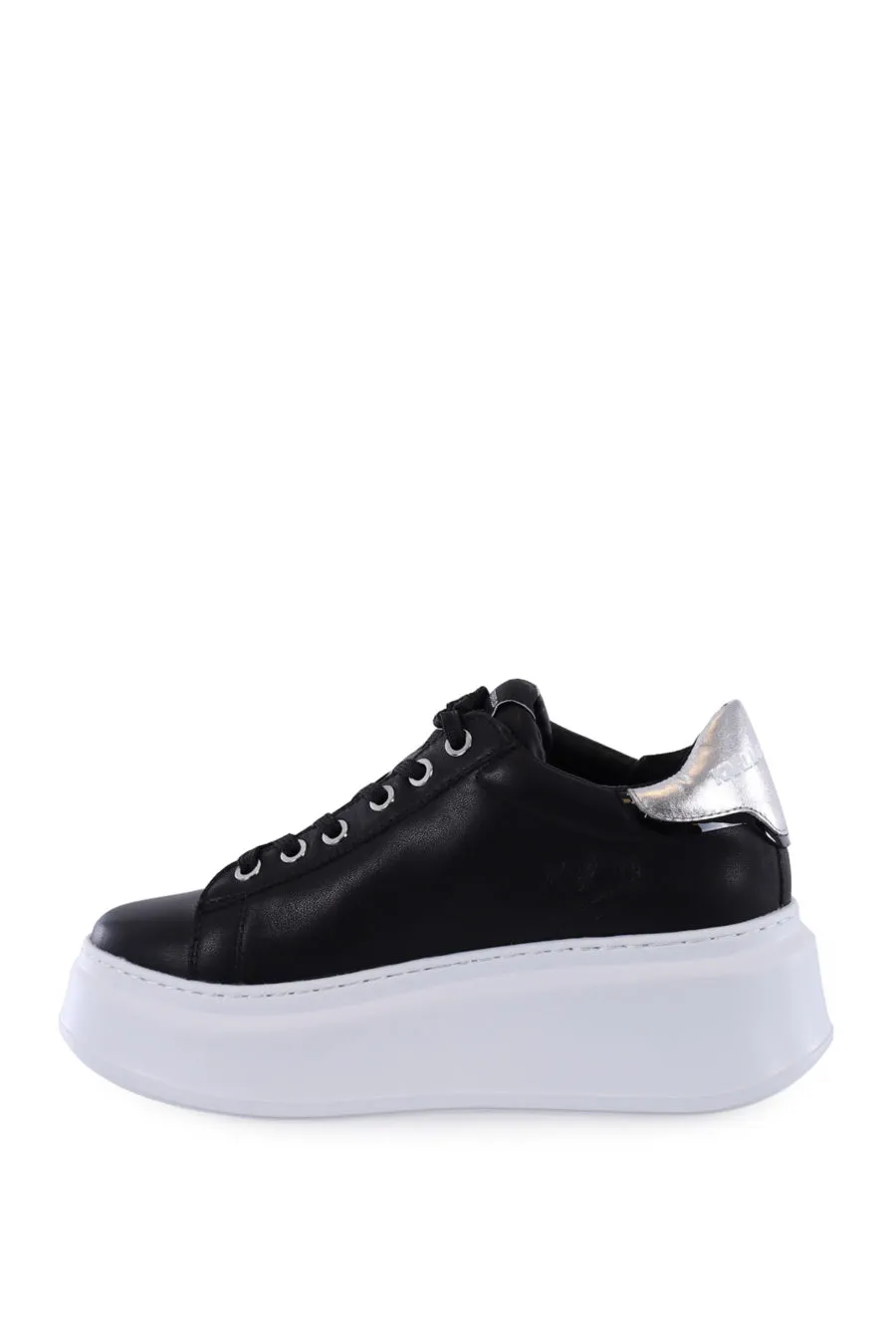 Zapatillas negras con logotipo 