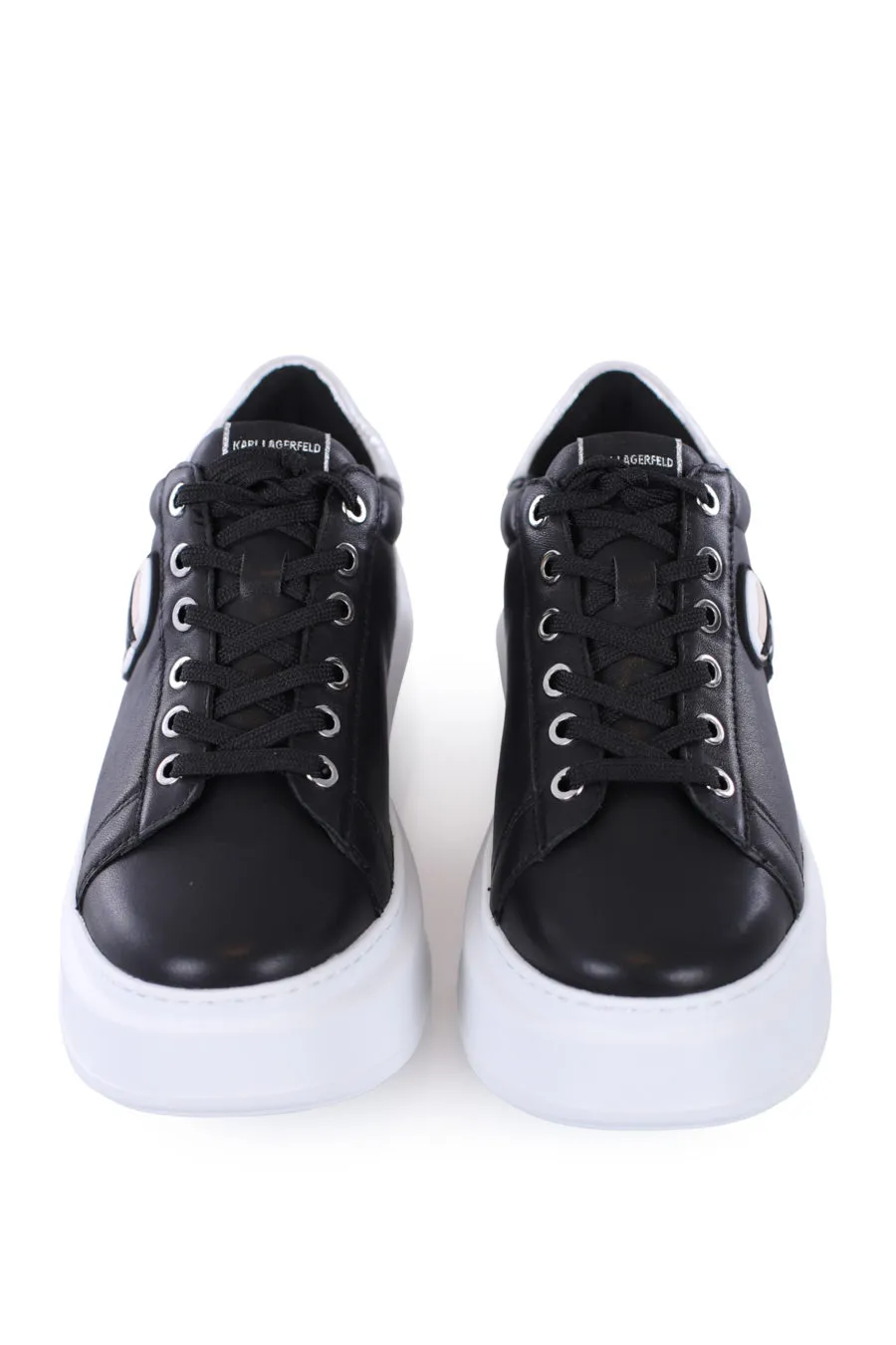 Zapatillas negras con logotipo 