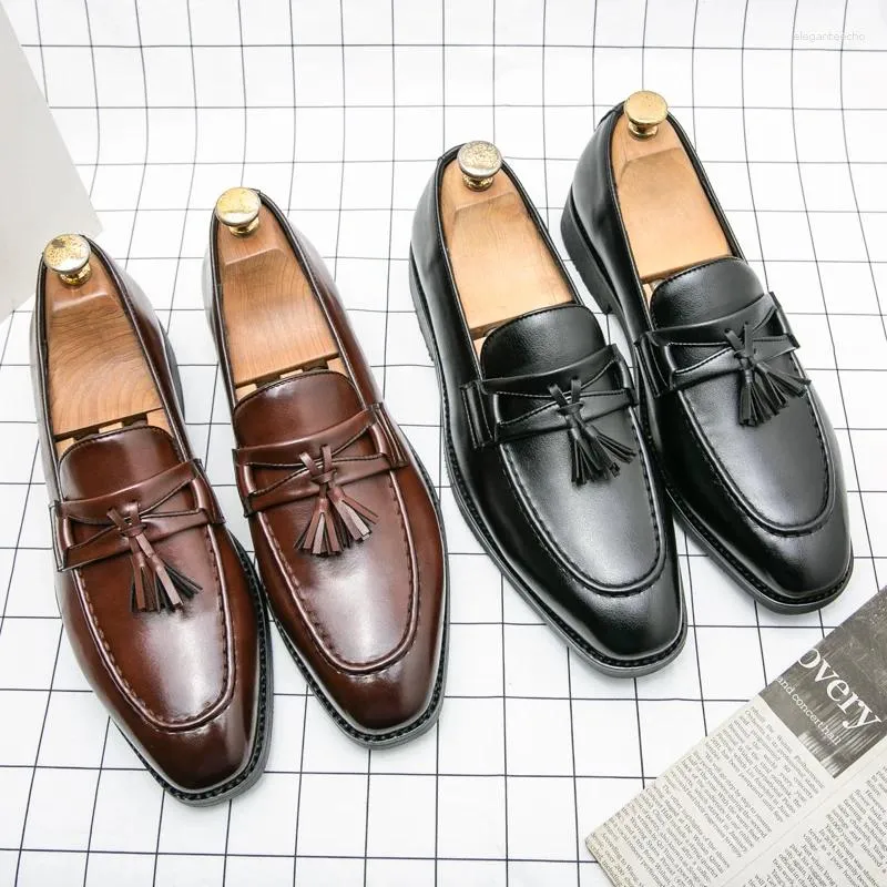 Zapatos informales para hombres Luxury Tassel Flats Diseñador de cuero Diseñador de mocasines Brogue Bocasin Vestido de calzado 