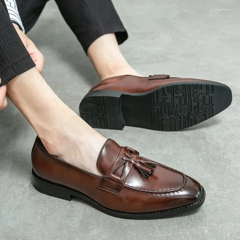 Zapatos informales para hombres Luxury Tassel Flats Diseñador de cuero Diseñador de mocasines Brogue Bocasin Vestido de calzado 