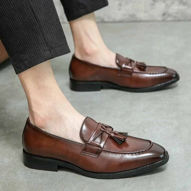 Zapatos informales para hombres Luxury Tassel Flats Diseñador de cuero Diseñador de mocasines Brogue Bocasin Vestido de calzado 