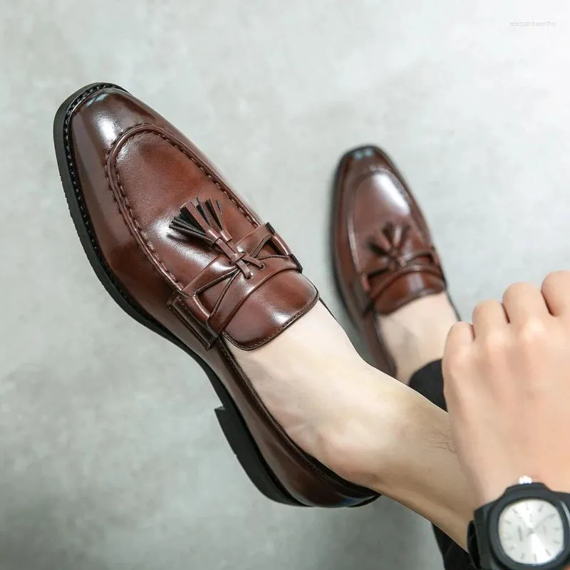 Zapatos informales para hombres Luxury Tassel Flats Diseñador de cuero Diseñador de mocasines Brogue Bocasin Vestido de calzado 