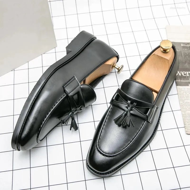 Zapatos informales para hombres Luxury Tassel Flats Diseñador de cuero Diseñador de mocasines Brogue Bocasin Vestido de calzado 